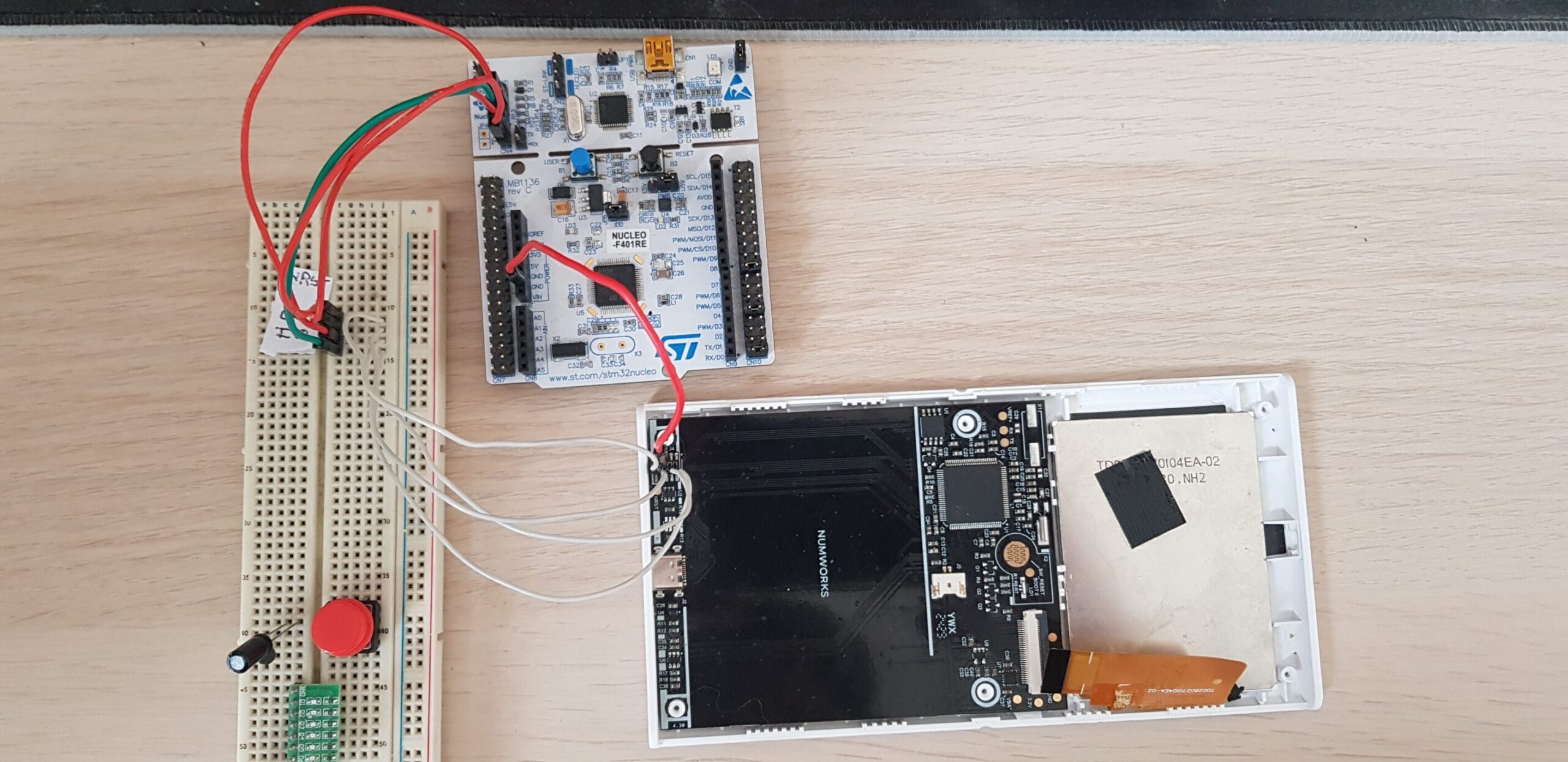 Image of a STM32 Nucleo board connected to the Numworks